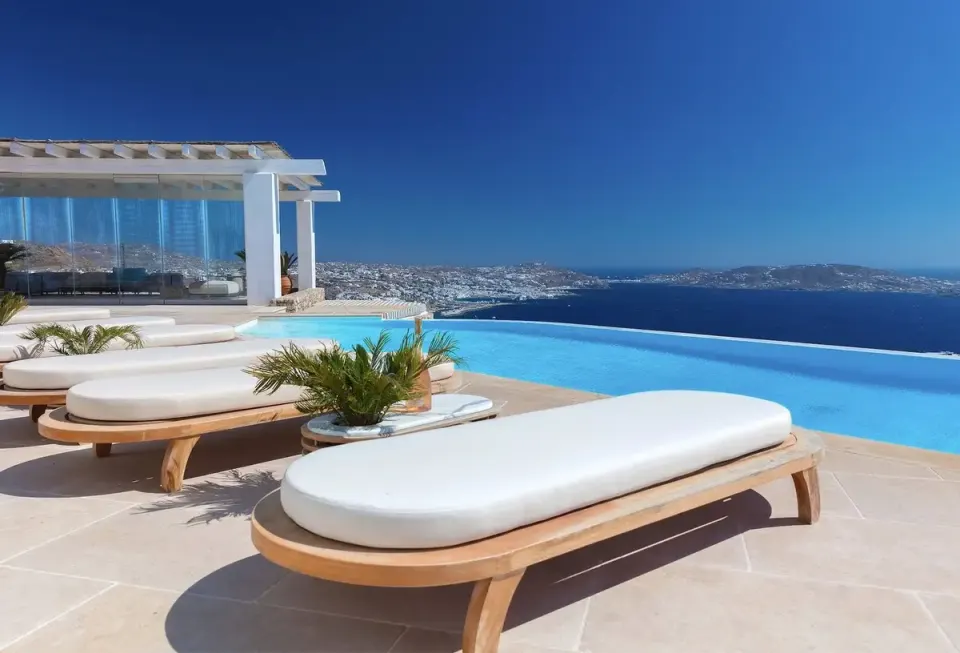 Leon in Mykonos