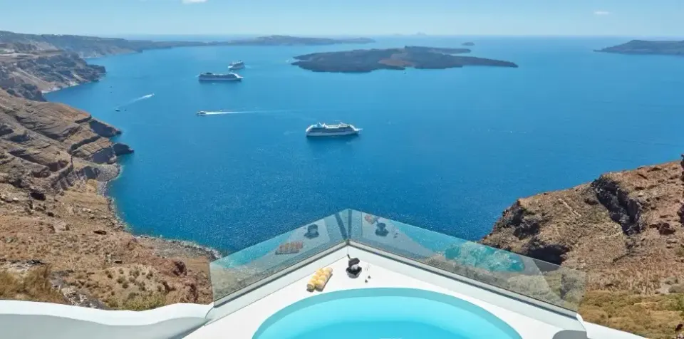 Chromata in Santorini