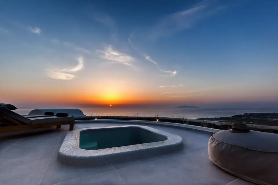 Yvoni in Santorini