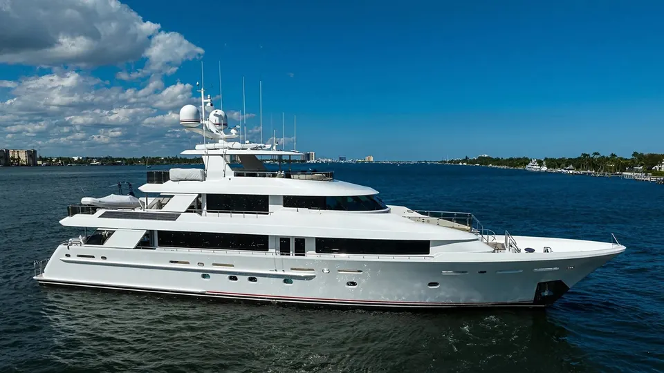 BELLA VITA private yacht charter