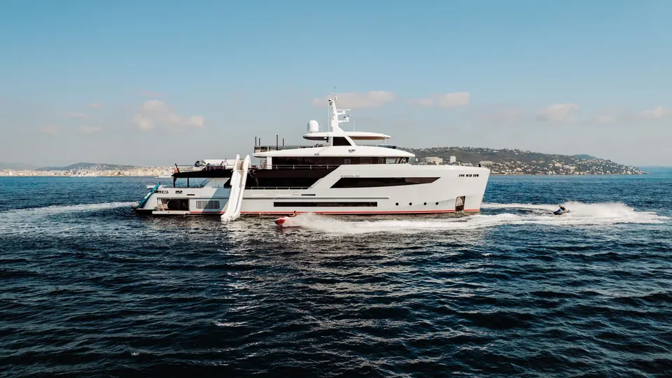 HEEUS private yacht charter